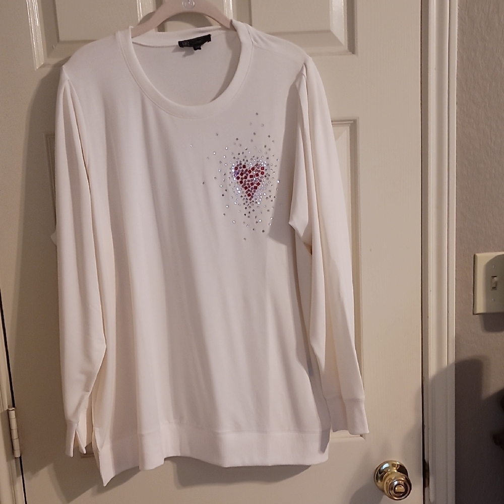 DG2 by Diane Gilman White Sweatshirt with Heart Design